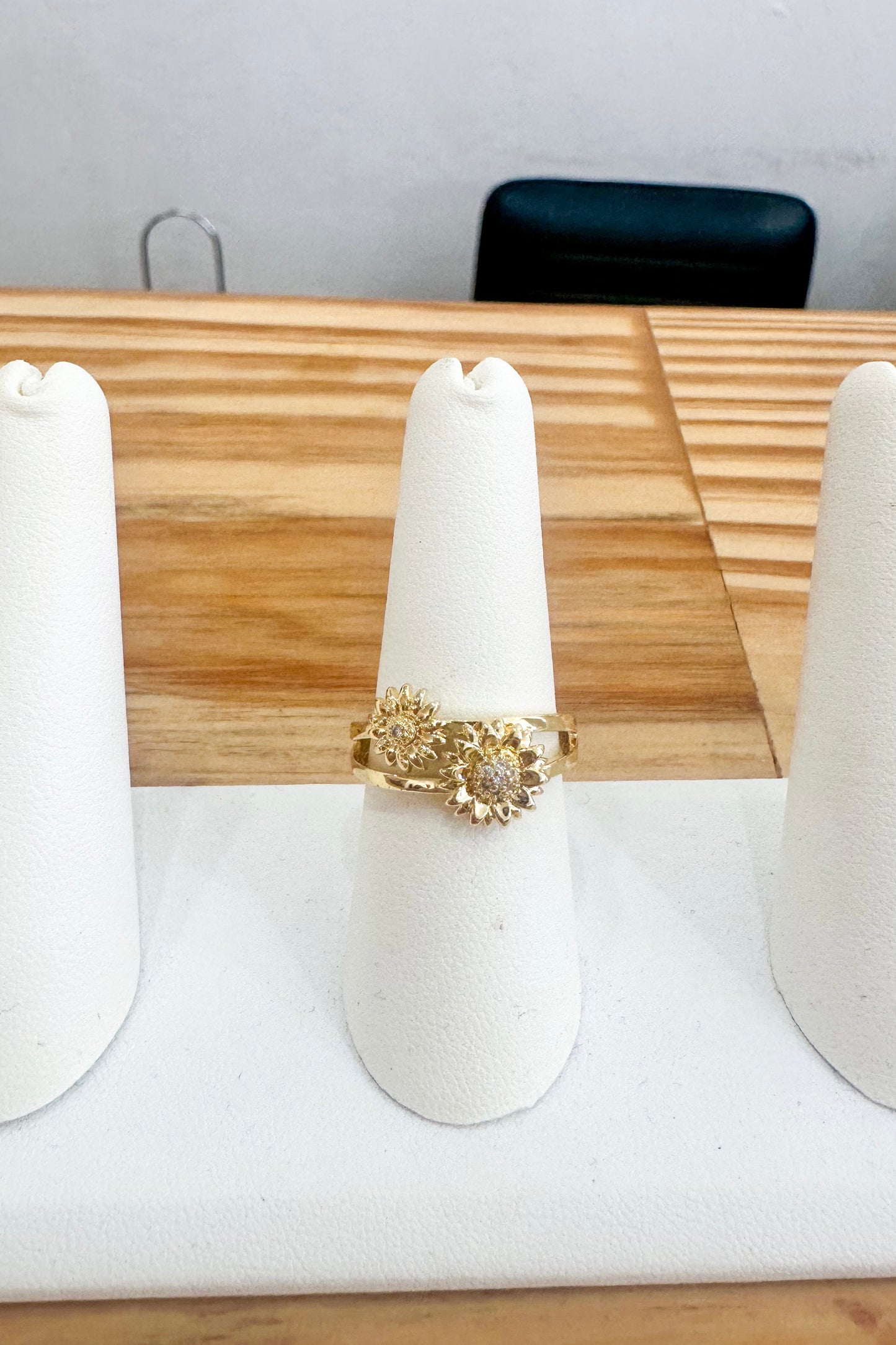 Klassy Rounds Flower Ring- Gold